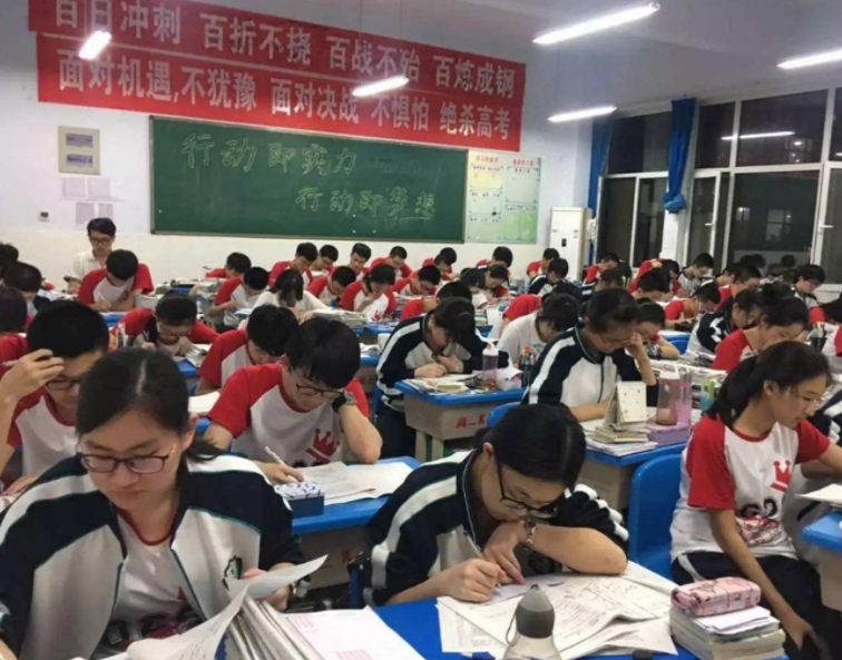 国内百强高中排名出炉，衡水中学不尽如人意，人大附中实至名归