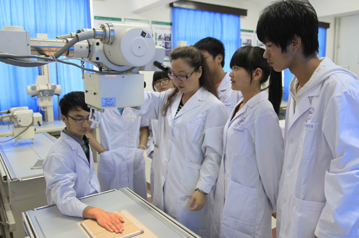 医学专业就业前景大盘点，临床医学跌出前三，榜首幸福度很高