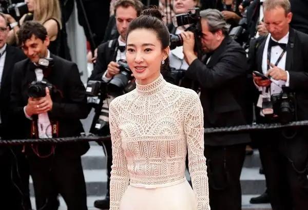 10位戛纳红毯上的国内女星：有人手握作品艳压，有人蹭拍走光出丑