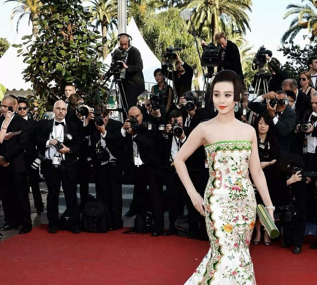 10位戛纳红毯上的国内女星：有人手握作品艳压，有人蹭拍走光出丑