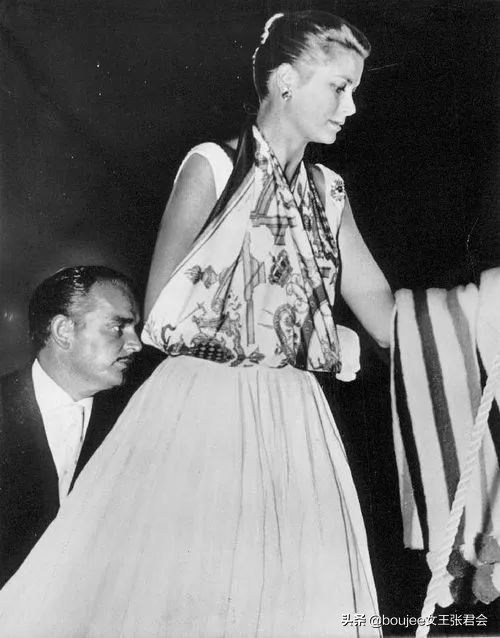 大寒时节的颈间风度——从纳芙蒂蒂王后开启的围巾简史