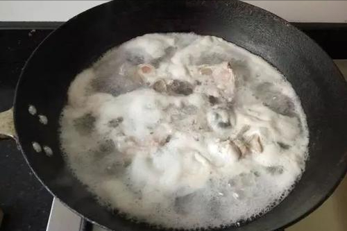 燉骨頭湯，湯表麵的白色泡沫是精華還是髒東西？需要撈去泡沫嗎？