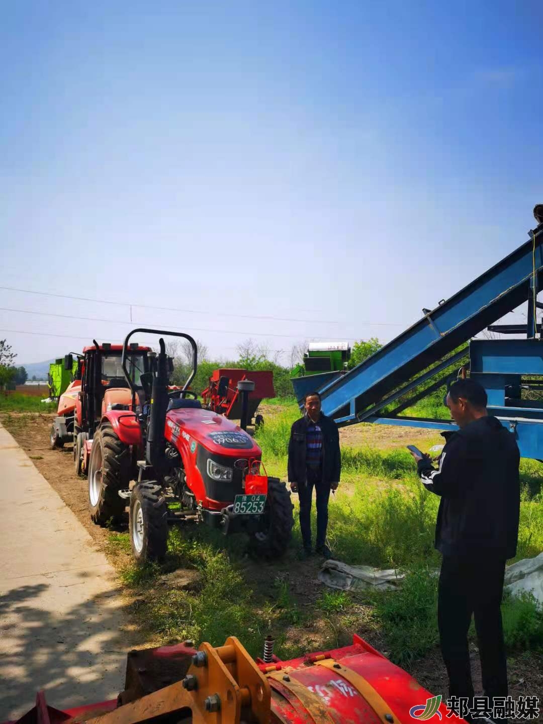 【大象網(wǎng)】郟縣農(nóng)機(jī)推廣站“零距離”服務(wù)群眾