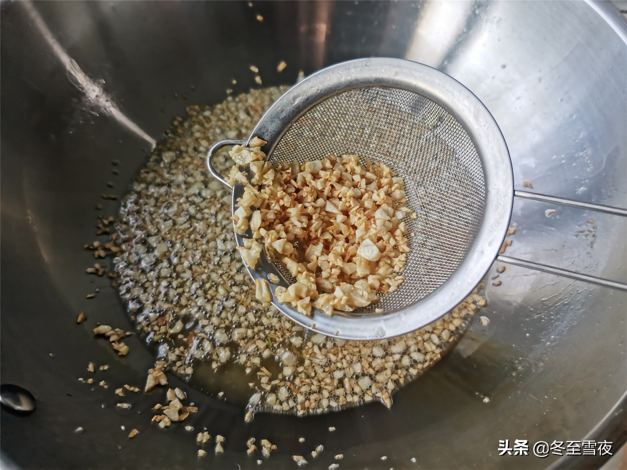 蒜汁怎么调好吃（教你调制简单美味的蒜泥蘸料）