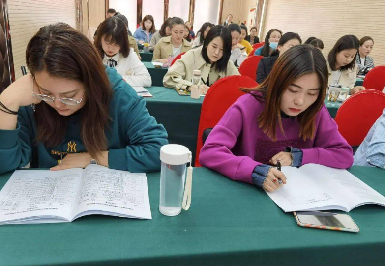 教师工资引争议，数名教师晒出工资条，网友：同是老师差距这么大