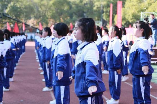 小学校服（福州一小学300元劣质校服）