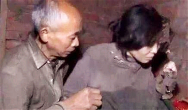 单身汉为娶妻，花120元买下被拐女大学生，两人和牲畜一起住17年