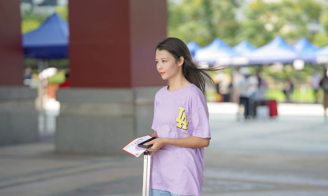 武汉学院新生开学，“迪丽热巴”前来报到，引老师和学生“围观”