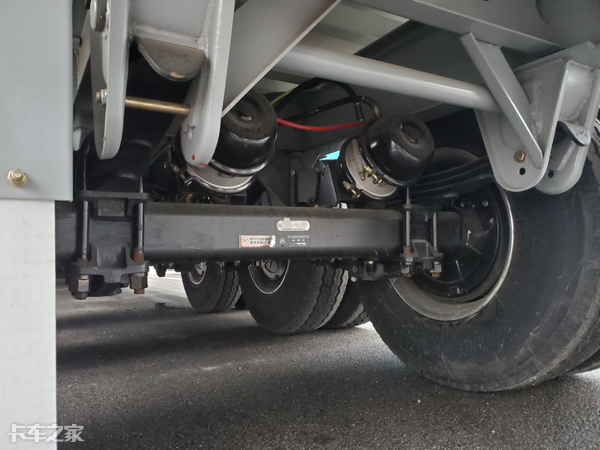 偶遇东风AMT牵引车，裸车价才31万，这配置太值了