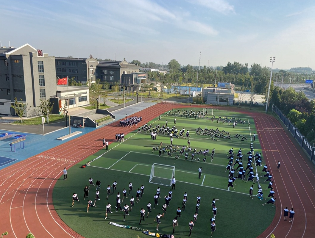 山东济宁新增一所学校，投资9亿元、占地252亩，当地学子受宠若惊