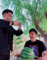 搞笑GIF开心一刻：椅子很实用，在后备箱放一个，以备不时之需