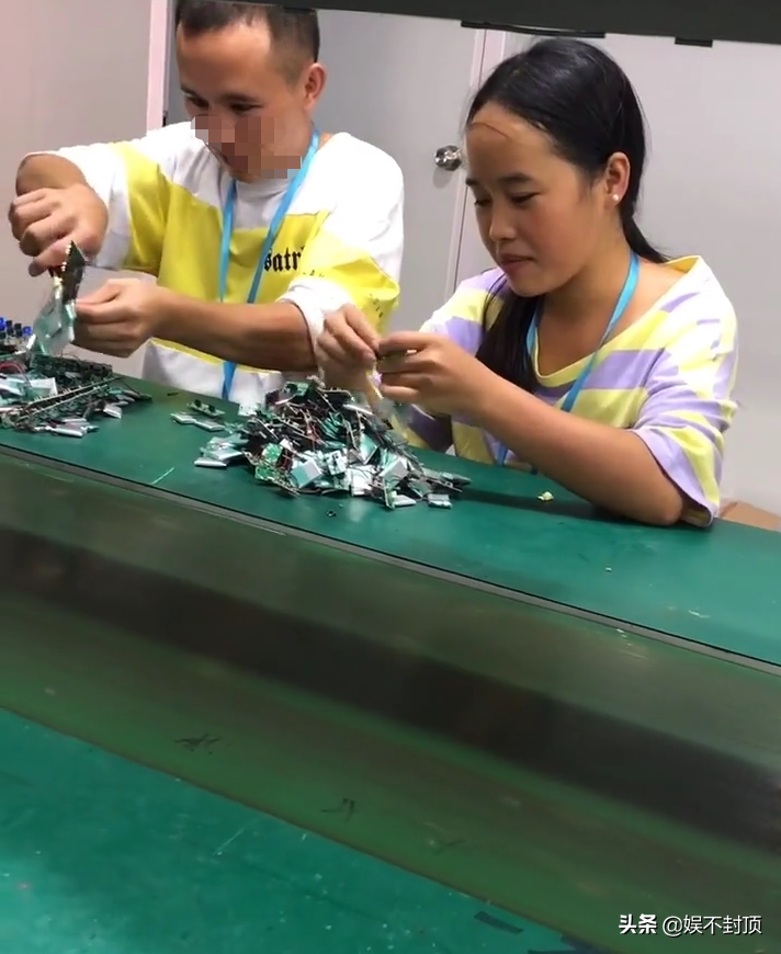 电子厂上班根本就不累啊,这些普通员工都是这样做事,感觉很轻松