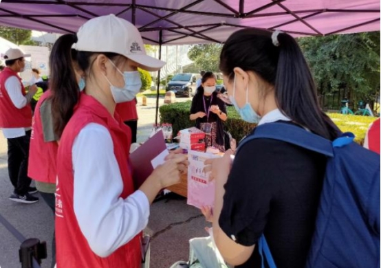 大一新生报到前，学生要及时办好“一档三证”，以免开学手忙脚乱