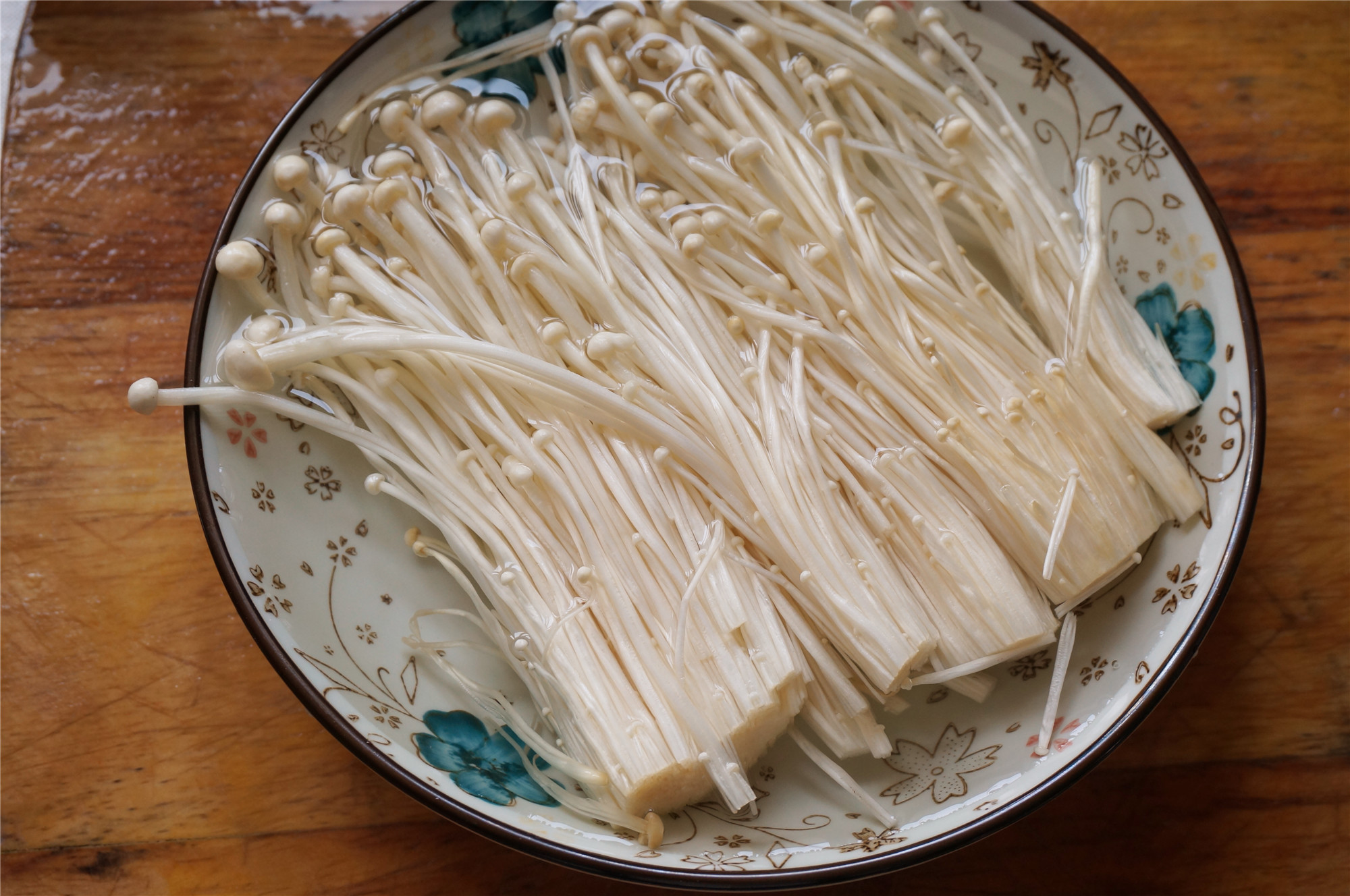 金针菇怎么烧（营养好吃的金针菇烧小排解馋过瘾美味下饭）