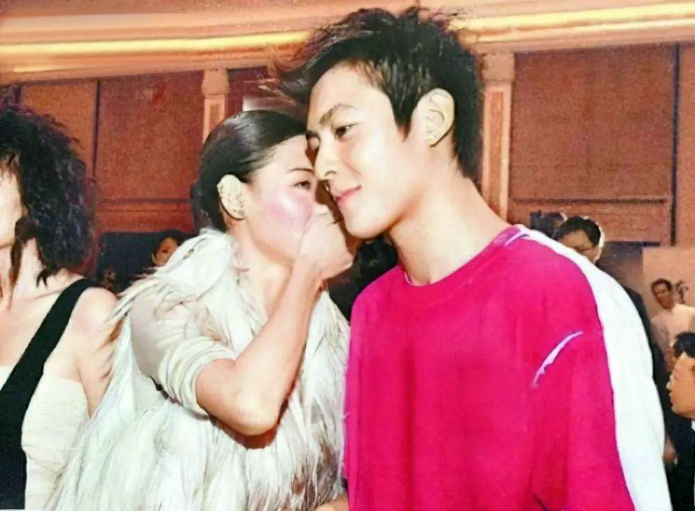 人前清纯女，人后却疯狂，这6位情史劲爆的女明星，令人一言难尽