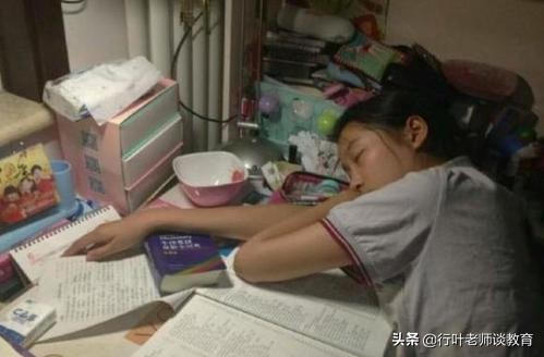 高考442分被985大学录取，父母大摆宴席，却被班主任老师“打”醒