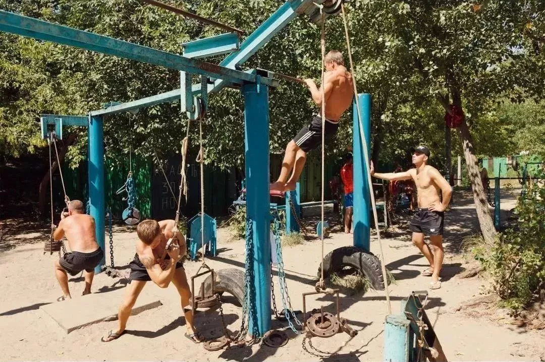 烏克蘭"坦克"健身房，破銅爛鐵卻是擼鐵者的天堂