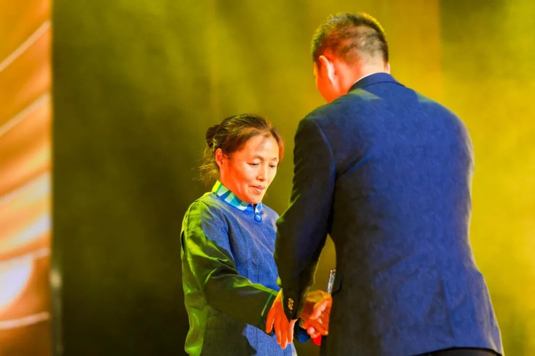 为退休校长拍纪念短片，这个集团的表彰盛典太走心了