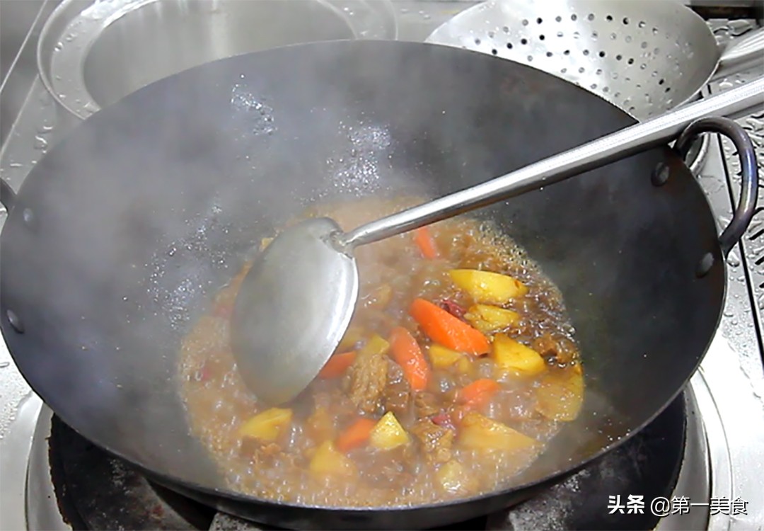 牛肉炖土豆怎么做好吃又嫩（教您土豆牛腩的正确做法）