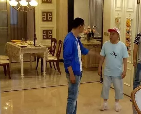 潘长江为让豪宅“显高”，屋顶用石膏线设计，餐厅比客厅都要大