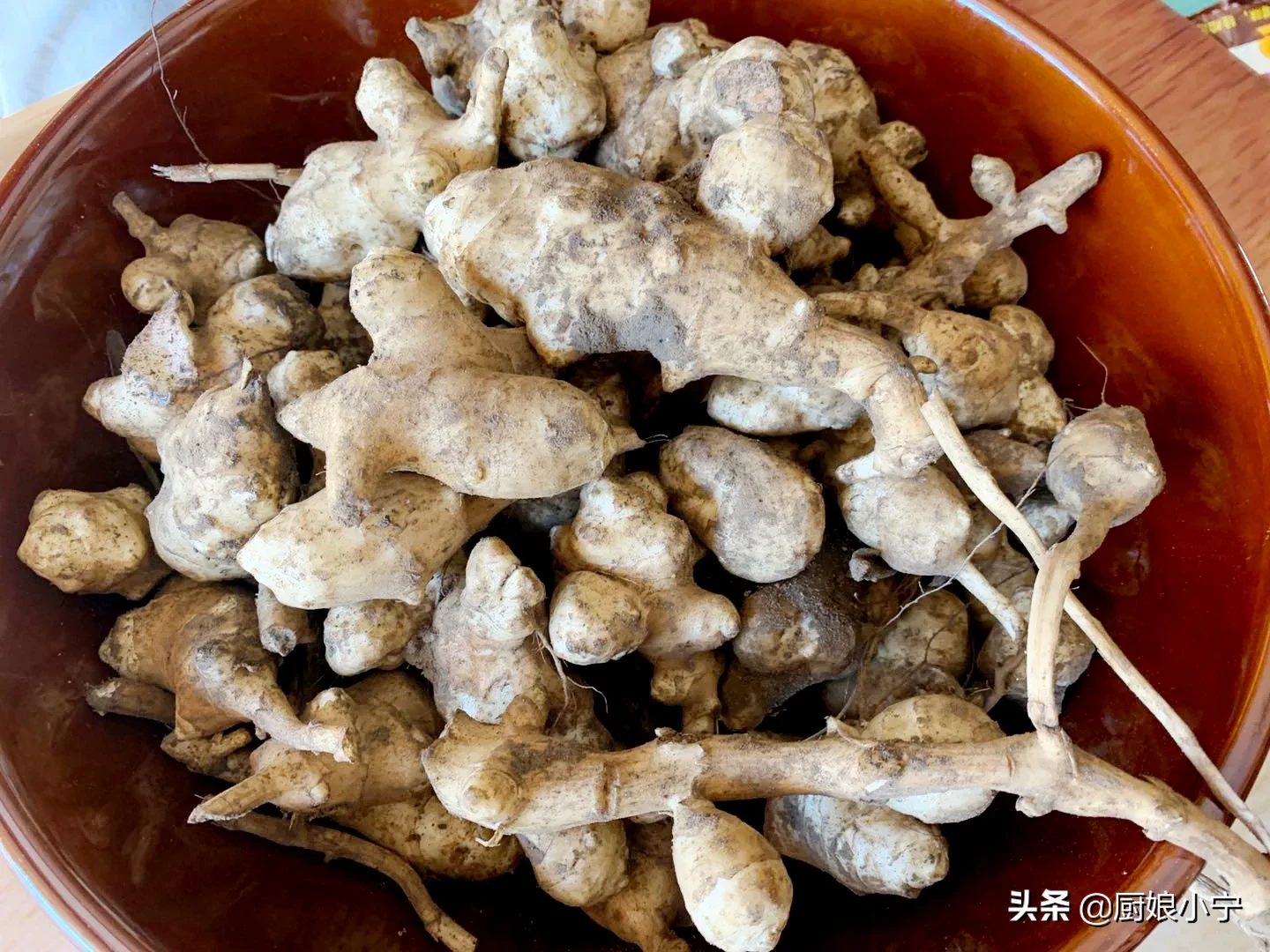 秋天遇见洋姜别手软，一次买十斤，做成腌菜，酸甜脆爽超下饭