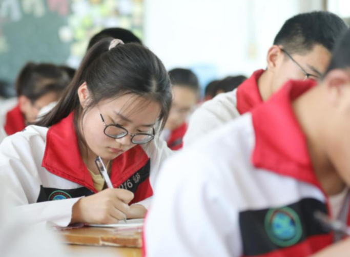 高中限制复读已成定局，高考失利考生又该何去何从？多地做出回应