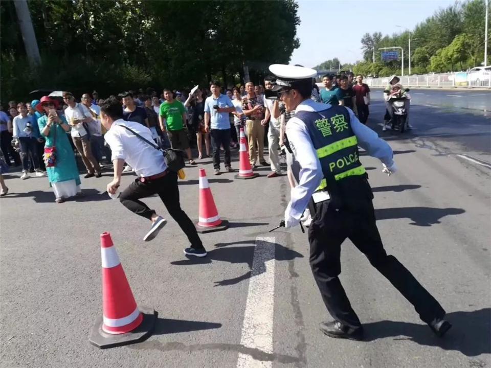 高考生迟到禁入考场，母亲下跪哀求：为何每年都有考生犯这种错？