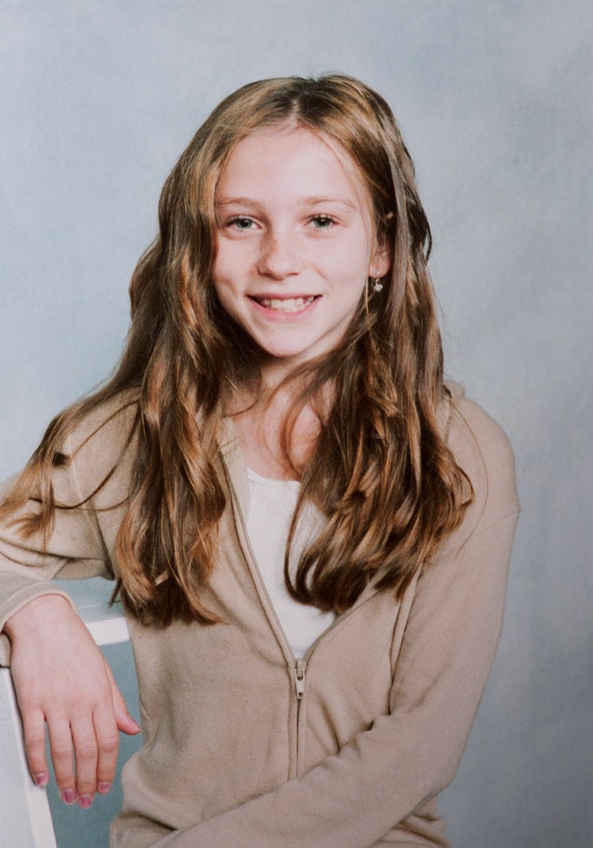 16岁少女嫁51岁恋童演员，节目被逼秀胸遭网暴骂“荡妇”