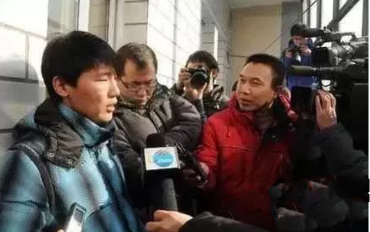 9年了，那个说“我爸是李刚”的孩子，现在怎么样了