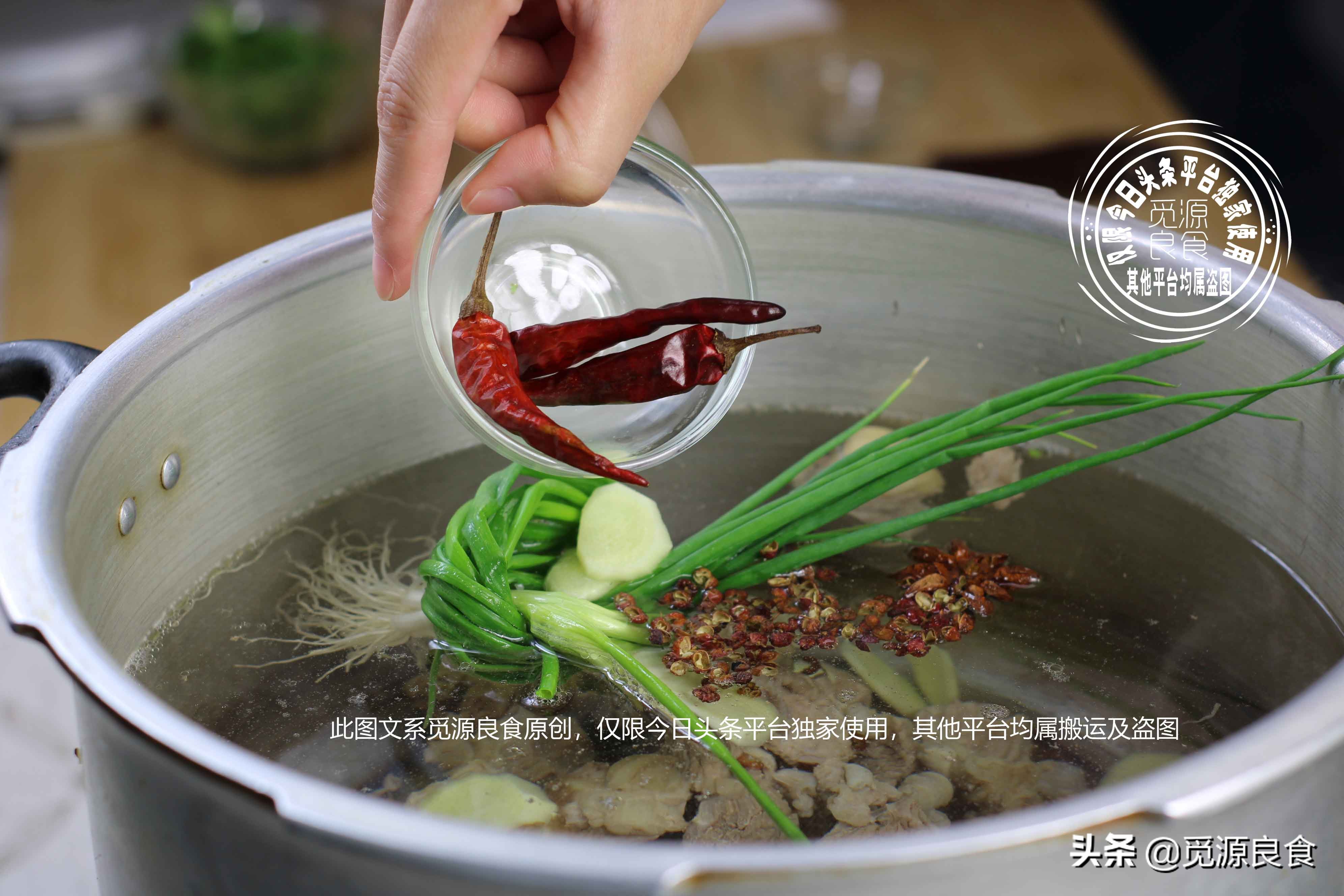 牛腩蘿蔔湯没有饭店做的好吃，可能第一步就错了，这样做吃着才香