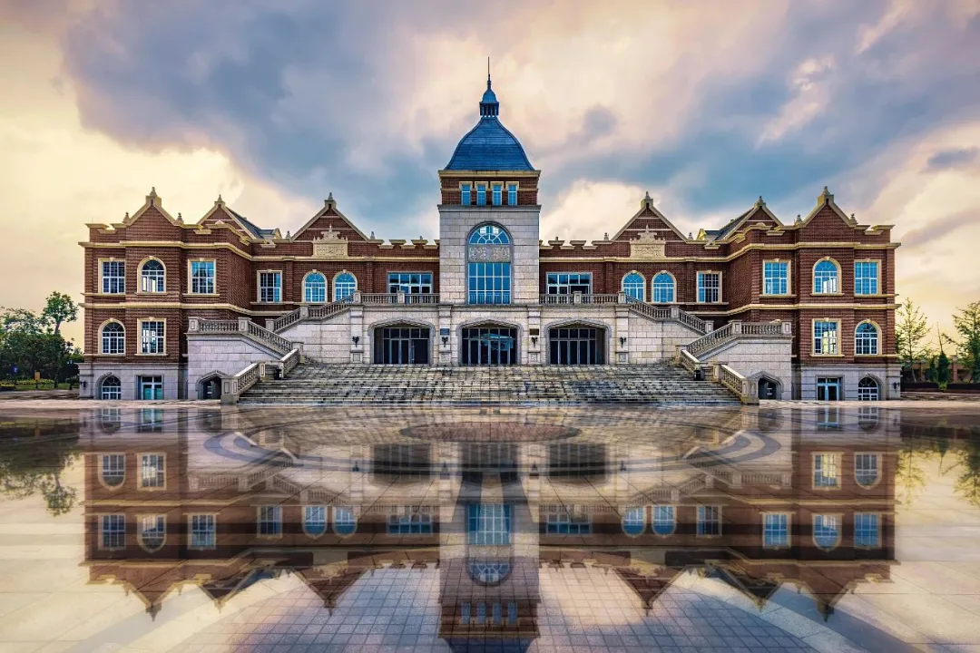 这座童话古堡是四川最美大学，未来中国机长的摇篮