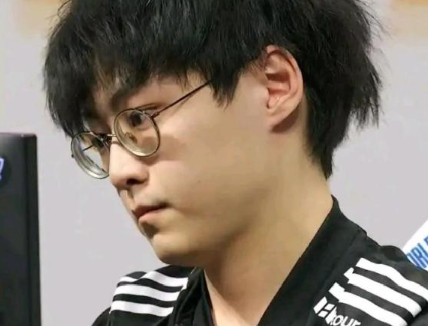 DK 2-3输给EDG，许秀瘫坐电竞椅低头自闭，Khan崩溃将退役