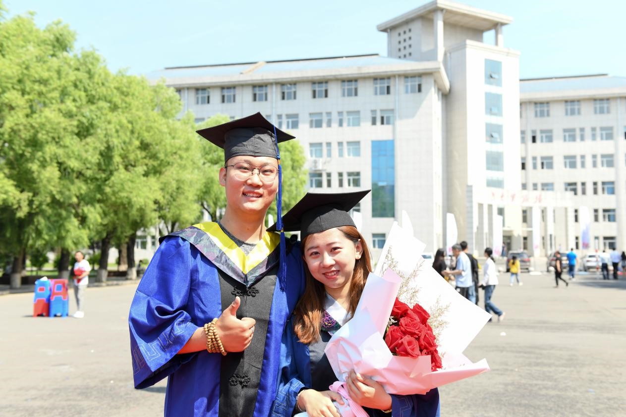 吉林化工学院毕业典礼现场求婚成功，亲友齐聚送祝福