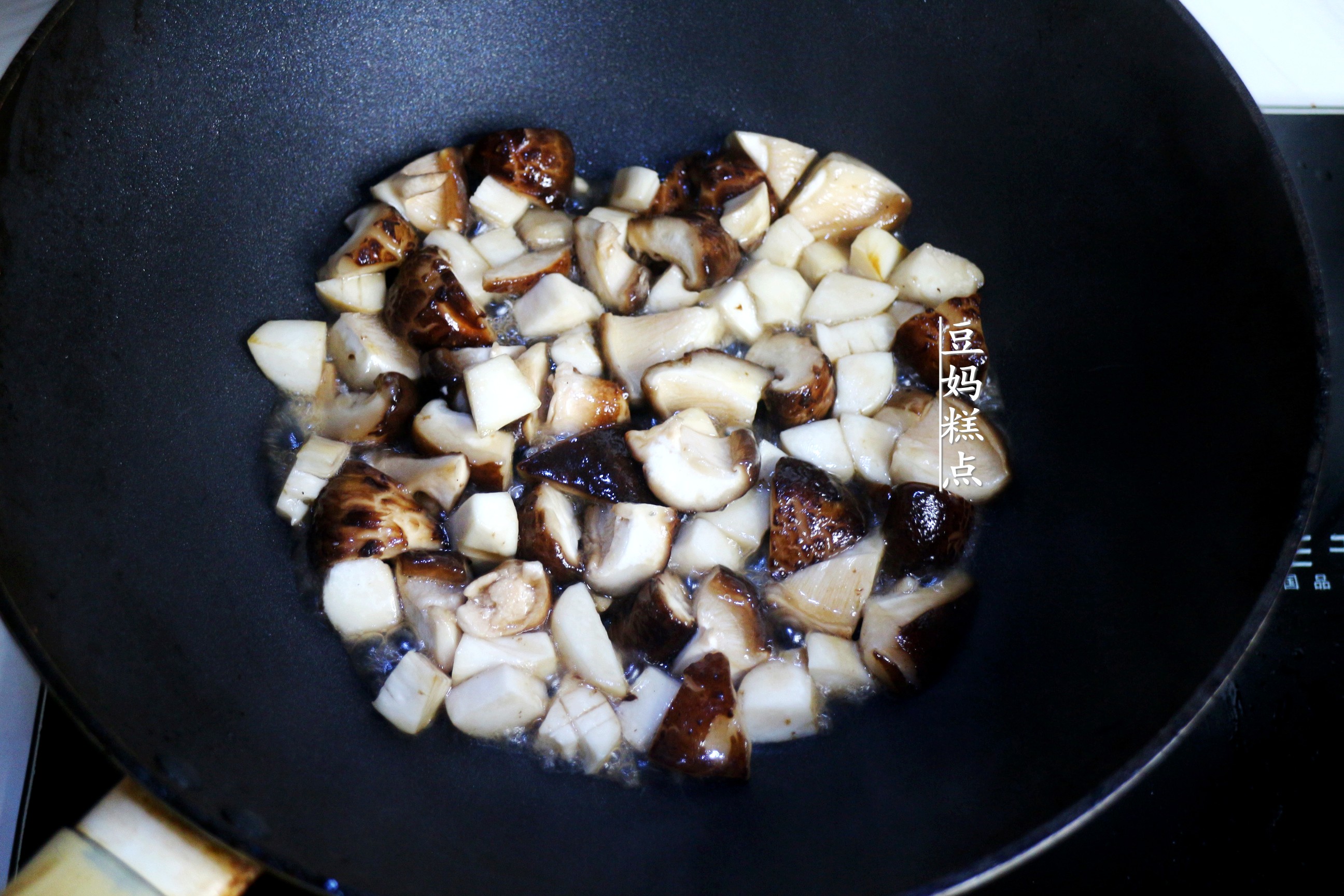 香菇油菜做法（三分钟快速教你做出好吃的香菇油菜）