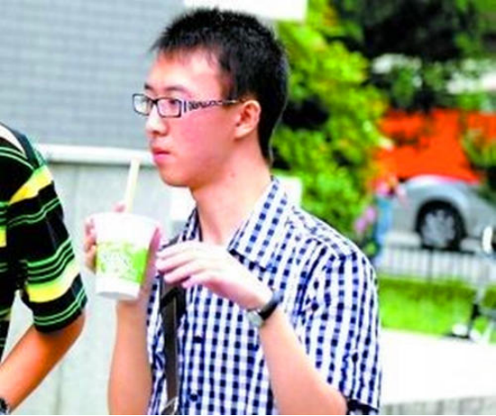 何川洋高考获得重庆状元，但最终被北大拒录，复读一年后考得怎样