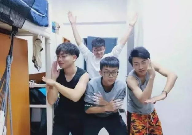 高校辅导员云查寝，要求学生摆拍打卡，网友：每天一个拍照小技巧