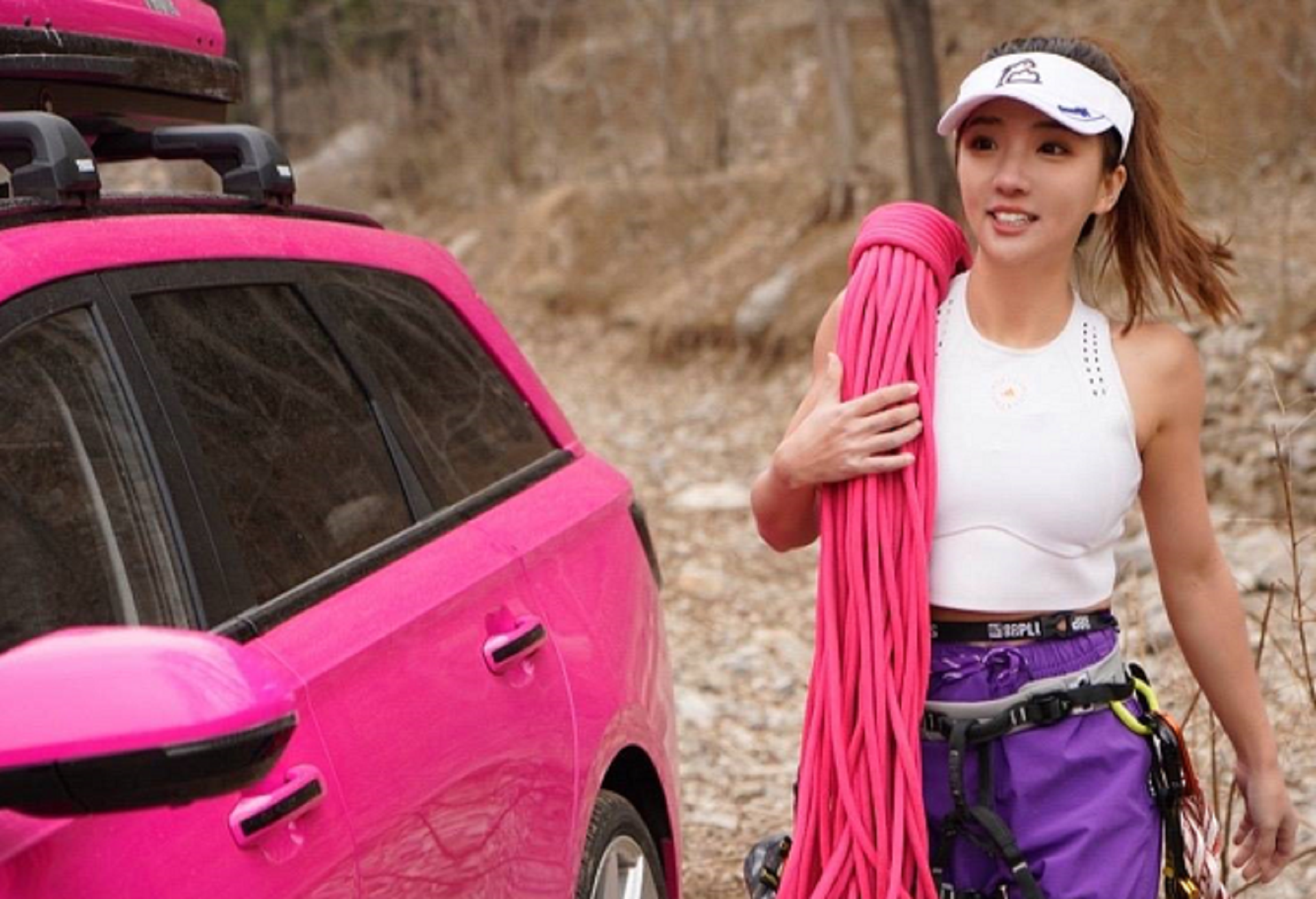 可以上山下海 飞天也行,一张娇小可爱的脸庞下,隐藏着一副健硕的身材