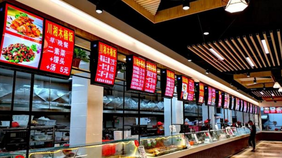 大学“地府级别”食堂火了！设计足够大胆，学生直言：吃饭像渡劫