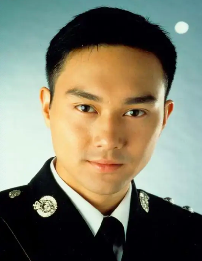 张智霖不仅样貌还是一如既往地显年轻,身材和早年也几乎没什么区别,在