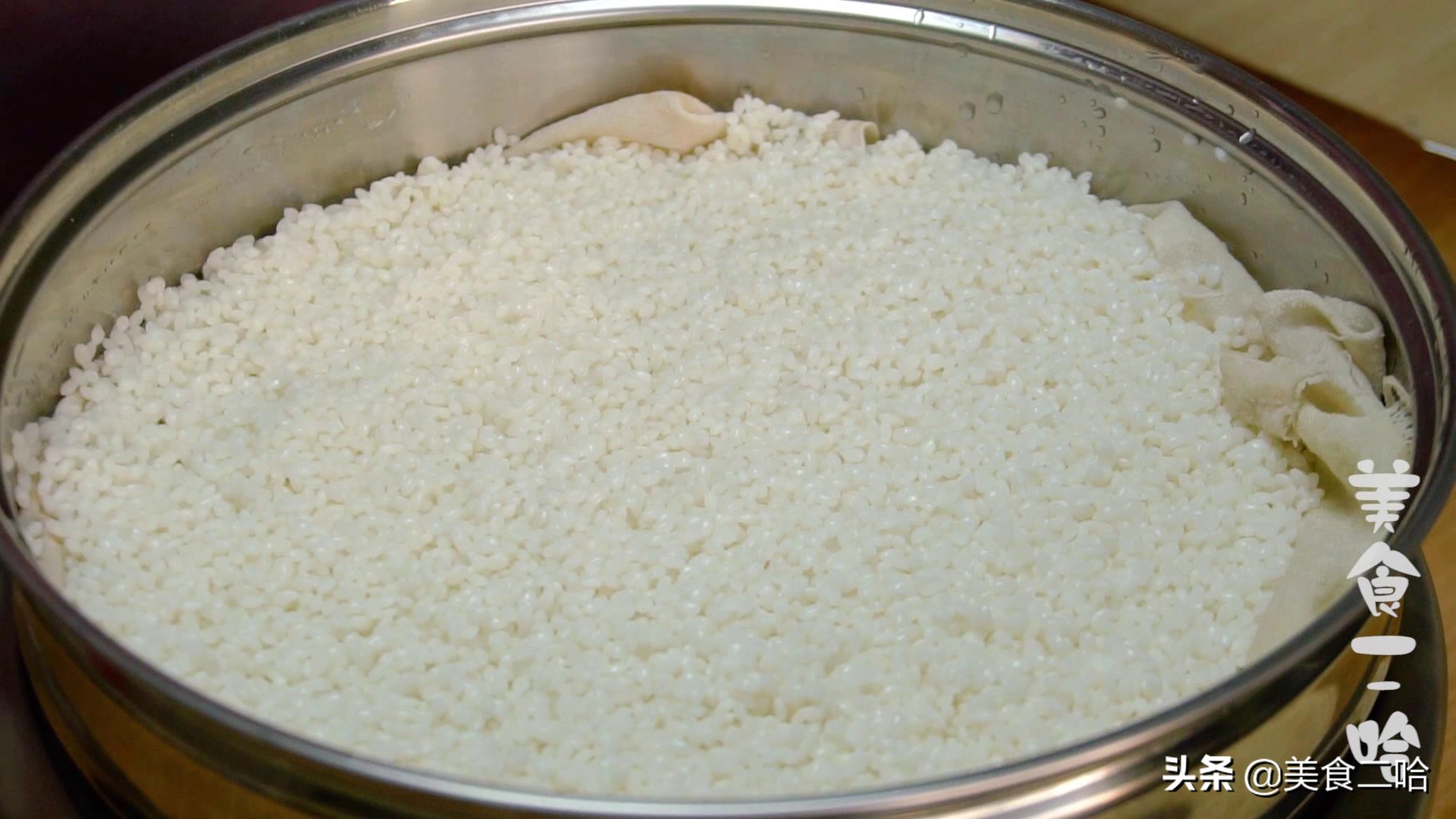 每年端午节,奶奶总会各种花样蒸糯米,做的这饭比粽子简单有好吃