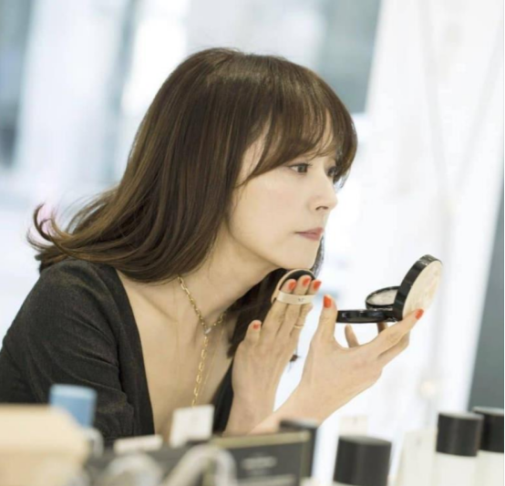 韩国“不老女神”徐贞姬：62岁似26，离婚后6000万招男友