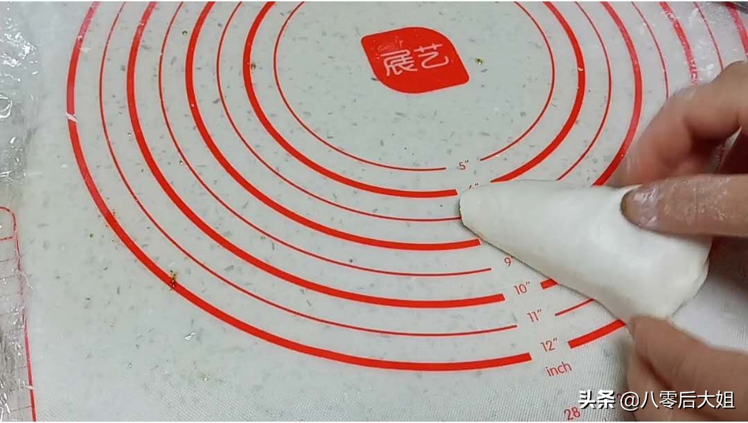 咸煎饼的做法和配方（手把手教你做咸煎饼好吃还不腻）