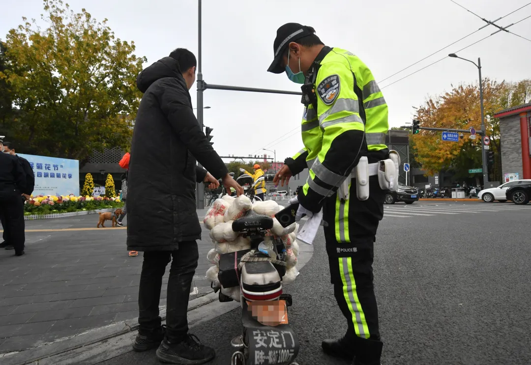 交警严查超标电动车违法上路！