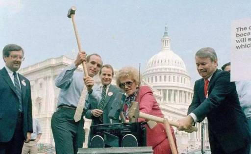 东芝半导体帝国的崩溃，是从1987年那场机床走私案开始的
