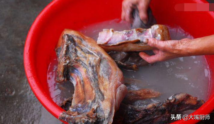 腊肉直接蒸，难怪又硬又咸！多做这1步，腊肉软嫩鲜香，腊香浓郁