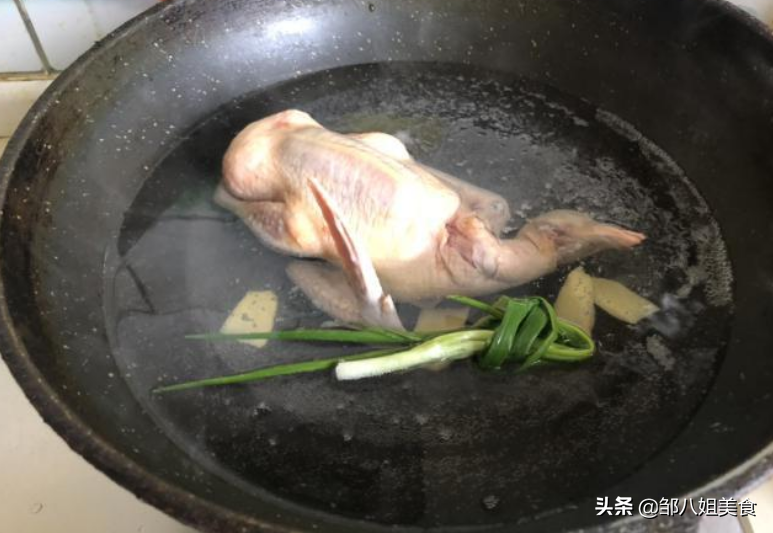 鸽子汤怎么炖才好喝？记住“两不要”，炖好后汤汁鲜美，无腥味