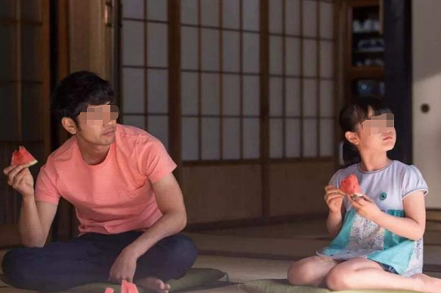 “她是你的小棉袄，不是擦脚布”，生为人父，请做好孩子的避风港
