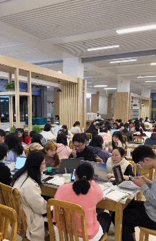 某211高校食堂一幕引热议：那些好学校的读书氛围有多震撼？