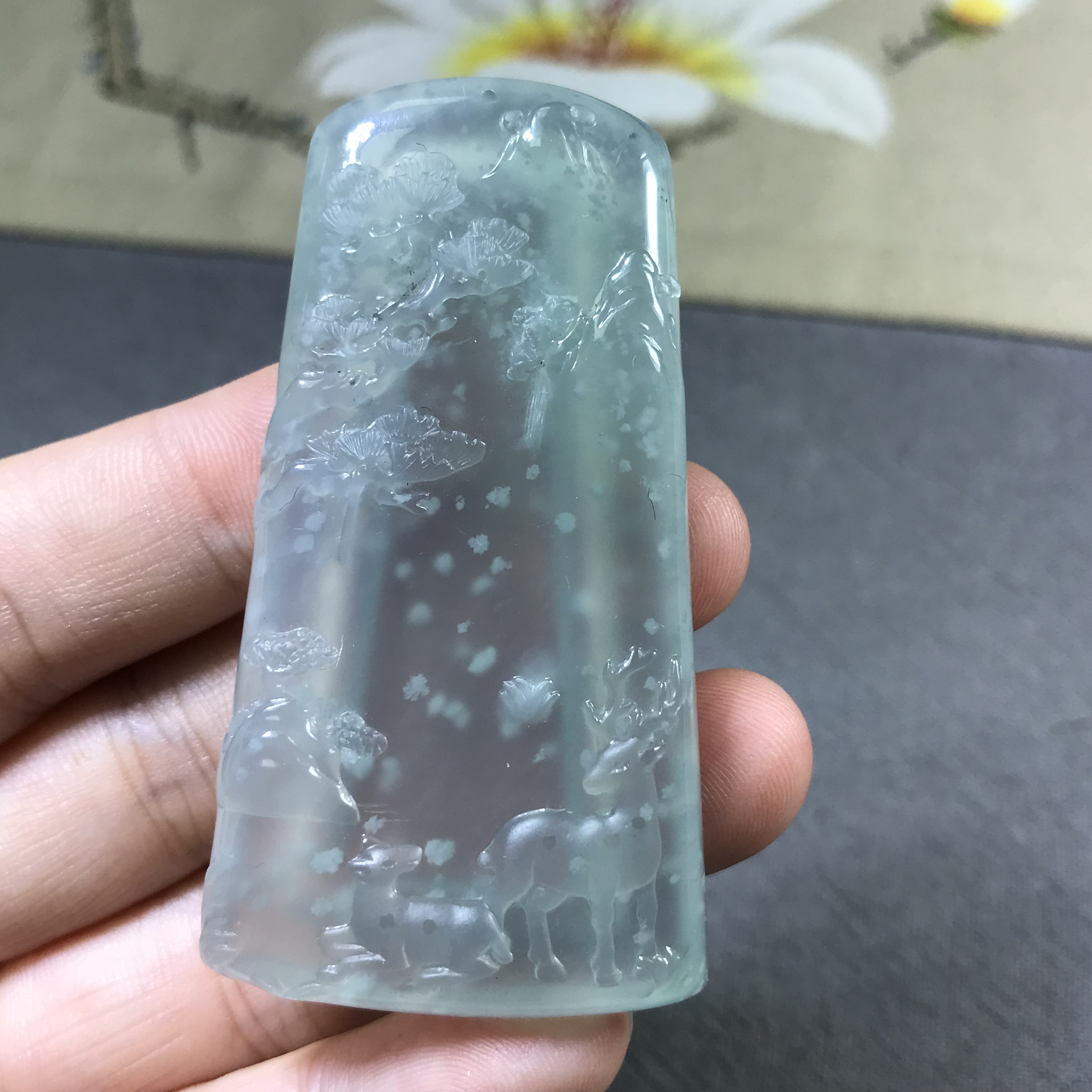 林深时见鹿,海蓝时见鲸,梦醒时能见你吗?翡翠鹿牌