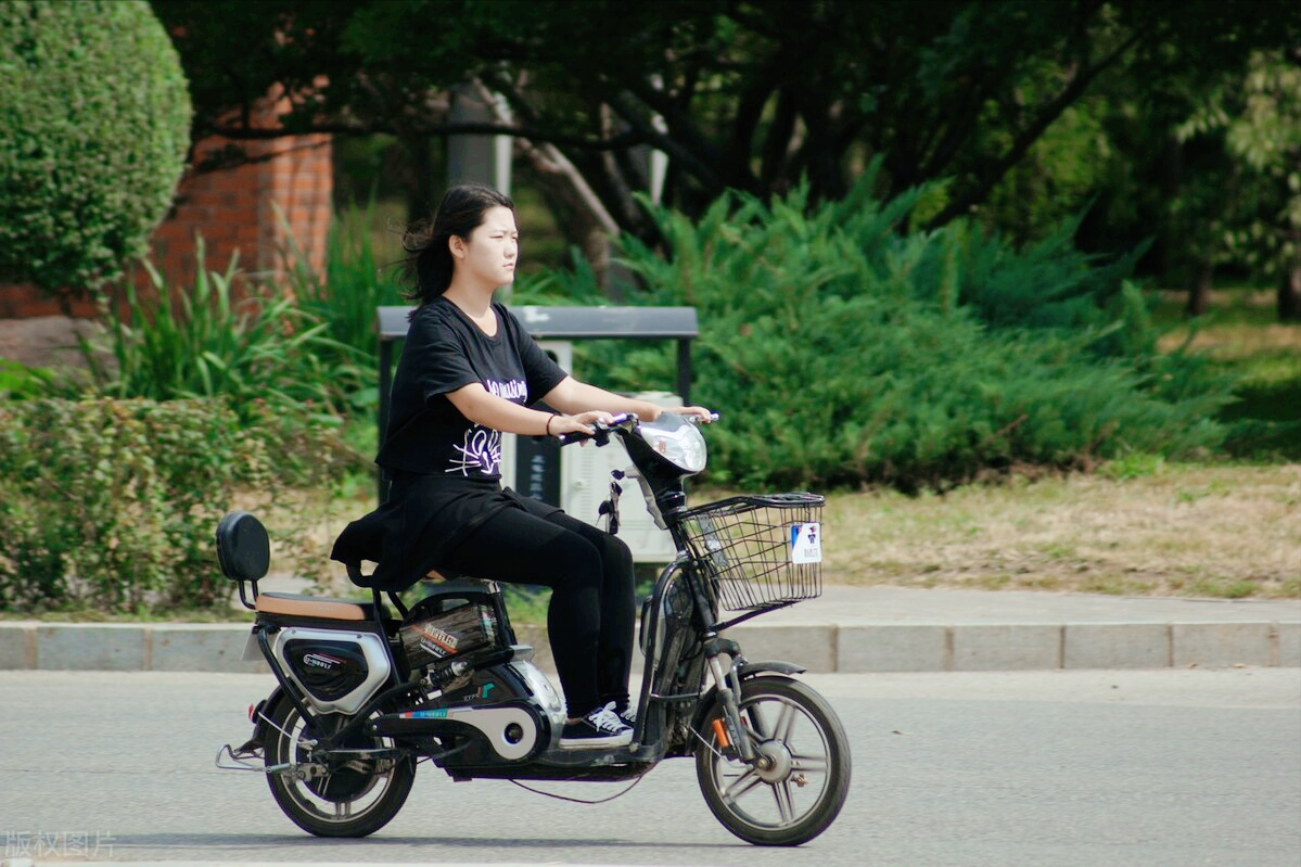 参考价:900元比较适合女生,车辆小巧轻便,配色也非常清新.